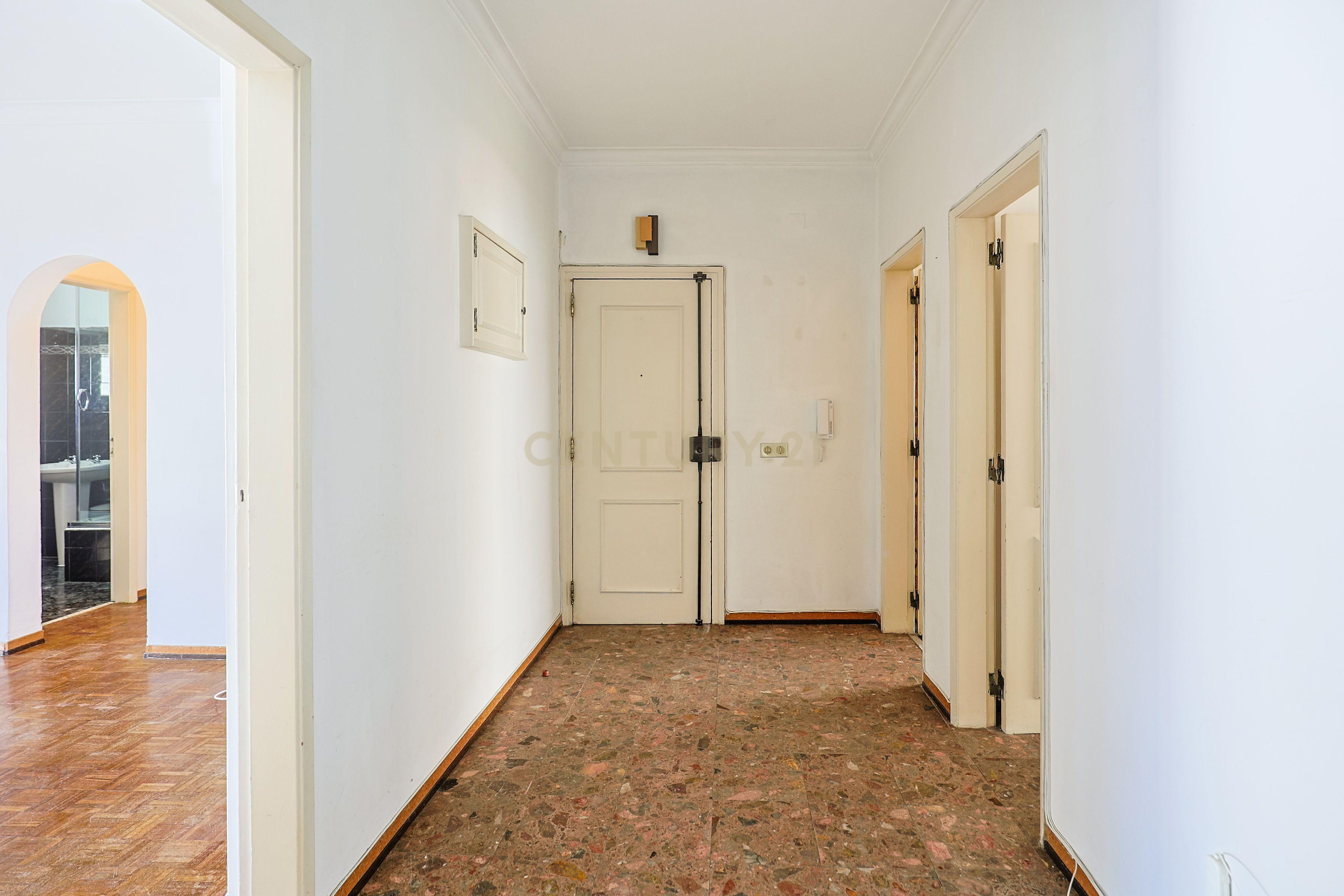 Apartamento T3 com elevador e varanda em Vila Franca de Xira - Image 13