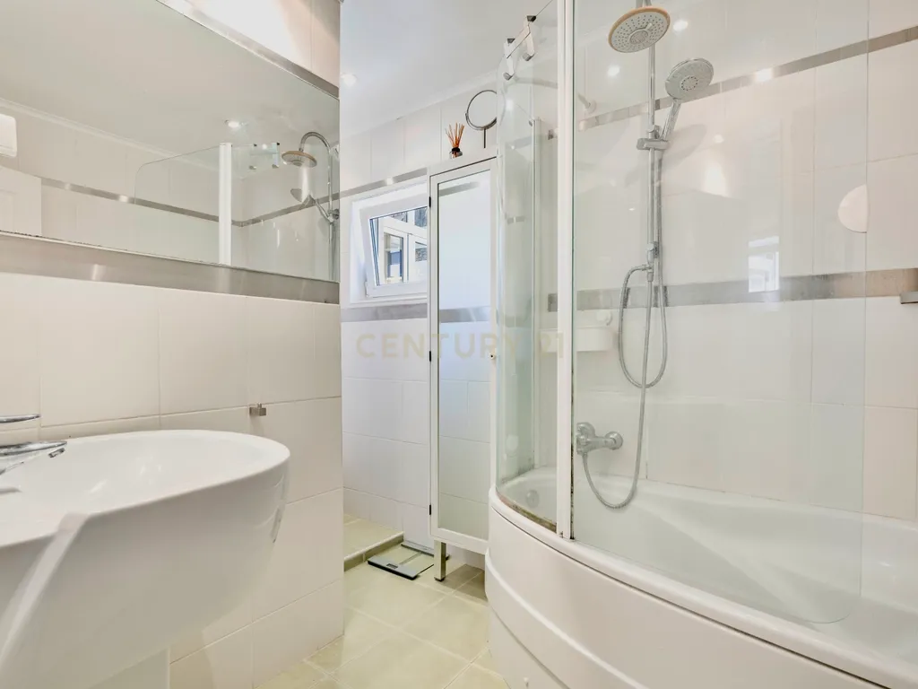 Apartamento T2 em Cascais com Vista para a Cidade - Image 7