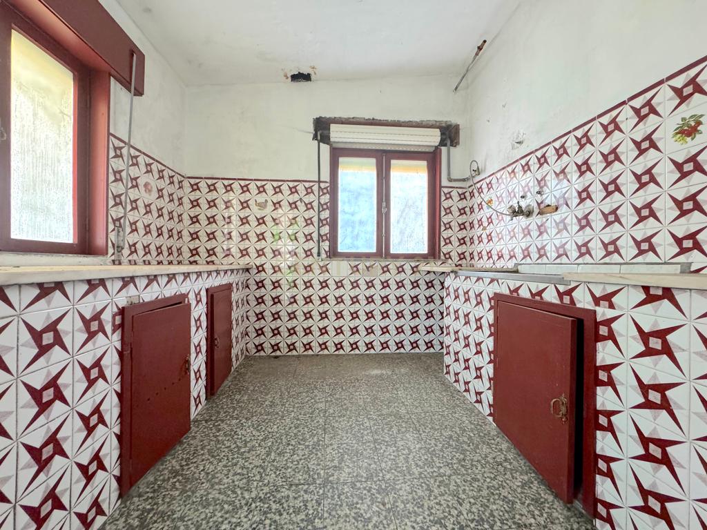 Moradia com 4 quartos, 3 armazéns e muito potencial em Freamunde, Paços de Ferreira - Image 7