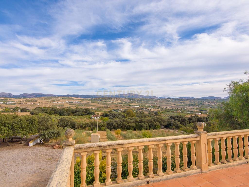 Uma propriedade rural rodeada pela natureza com uma casa de dois andares, piscina privada vedada e terraço para banhos de sol, licença turística, um olival produtivo, instalações para animais adaptáveis ​​e acesso pavimentado a apenas 10 minutos de Ronda. - Image 23
