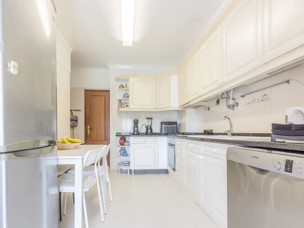 Apartamento T3 com 2 varandas em Almada - Image 8