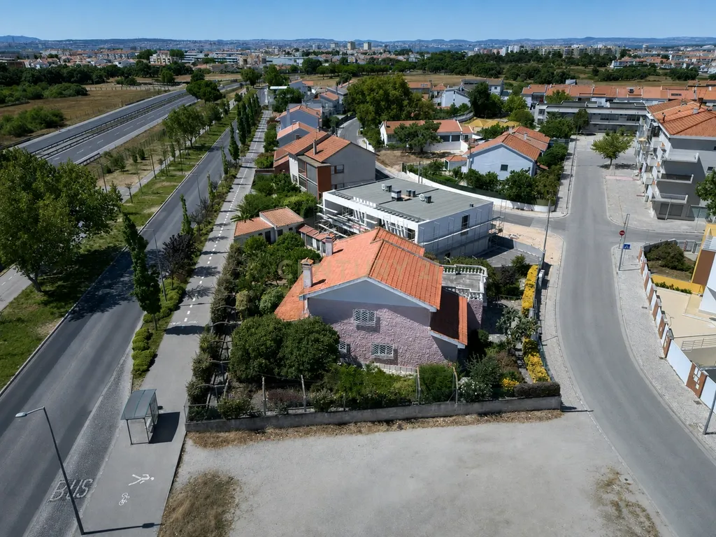 Moradia Isolada T5 de 300 m2 num lote de 900m2 - Image 43