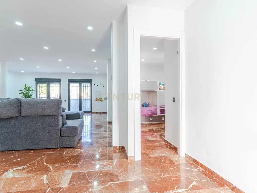 Moradia isolada em Otura com um terreno de 1.250 m², piscina, jardim e espaços para viver em paz - Image 28