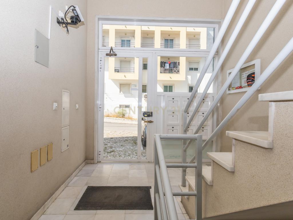 Apartamento T1+1 - Sobreda - Image 26