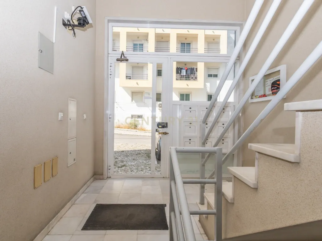 Apartamento T1+1 - Sobreda - Image 26