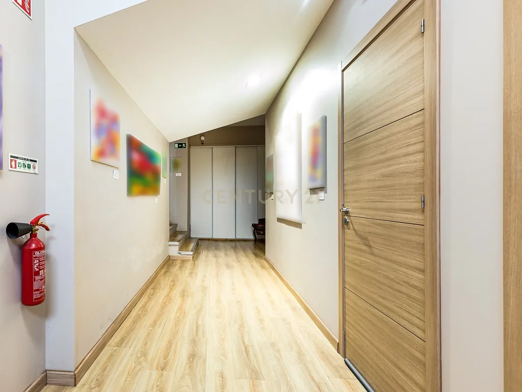 Oportunidade Única de Investimento: Espaço de 300m² no Jamor (Yield 9%) - Image 2