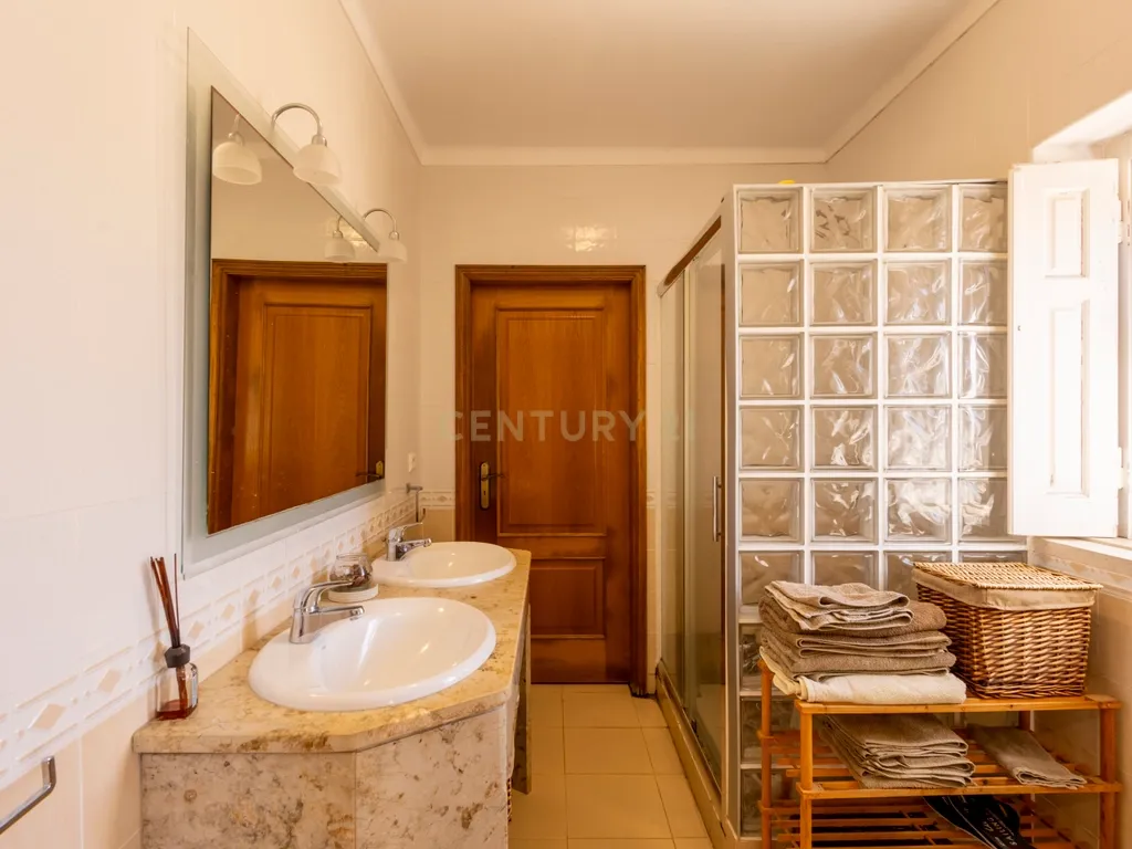 Moradia T5 Térrea com Piscina, Garagem e Lote de 2000 m² – Venda do Alcaide - Image 21