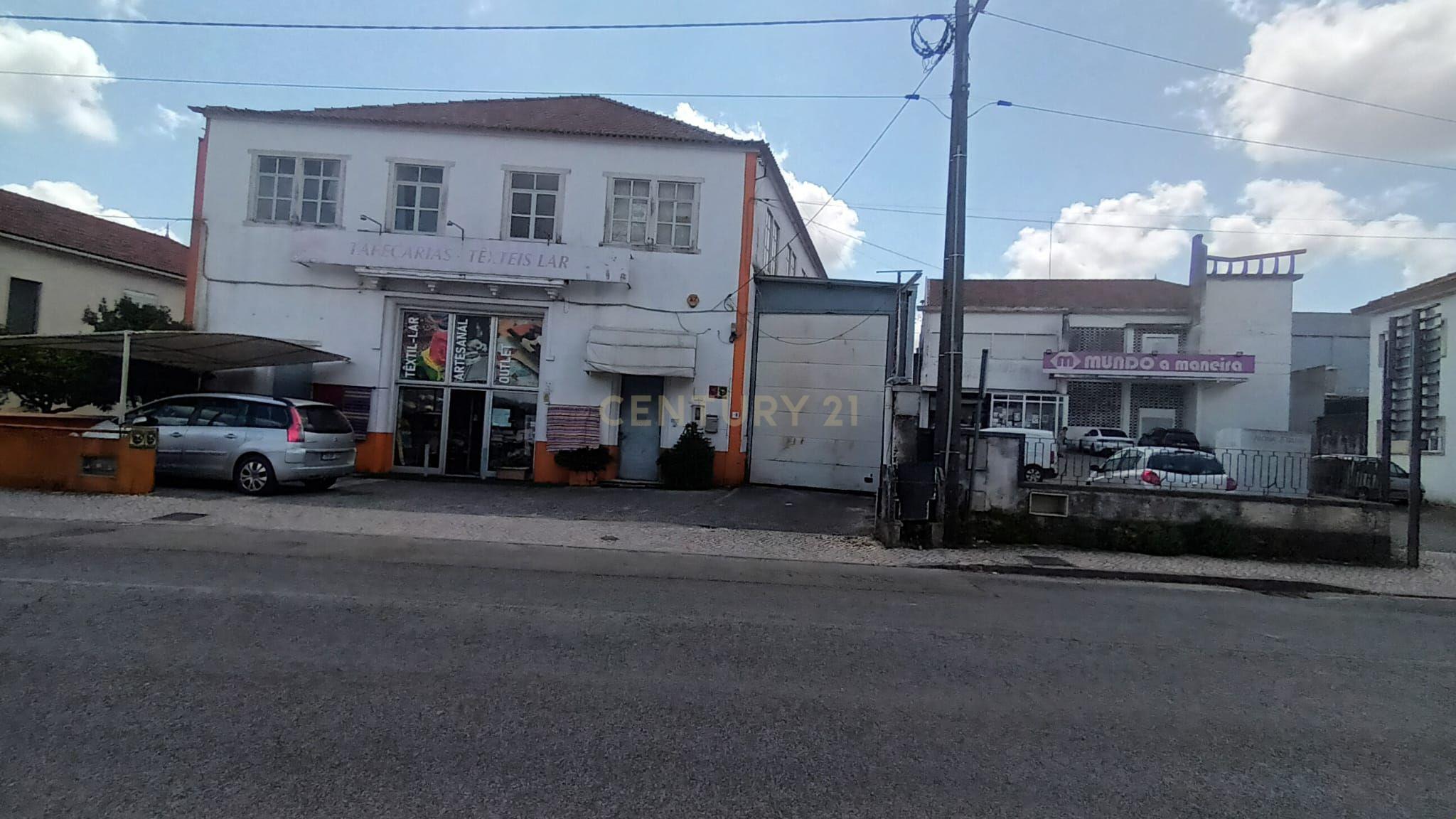 Fotografia 4 de Armazém industrial com area de 974 m2 em Minde