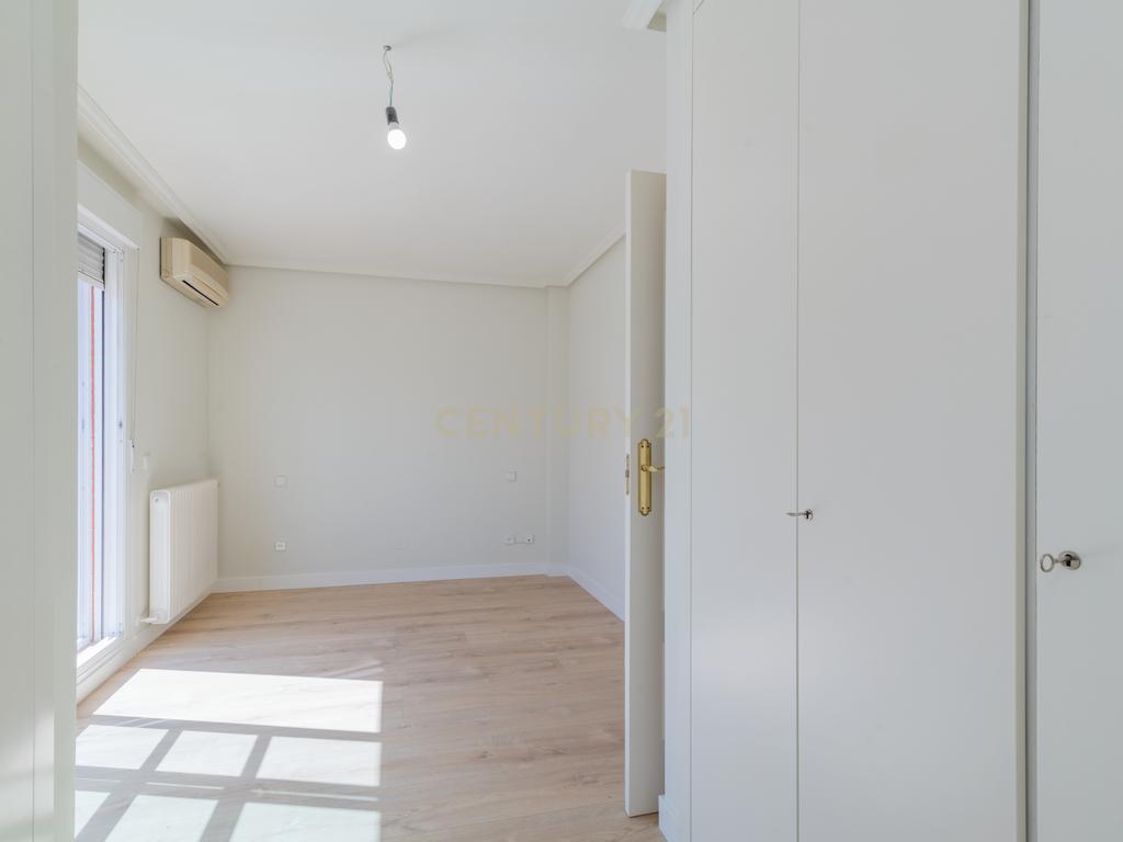Chalet adosado con jardín en calle Unicornio, Aravaca - Image 18