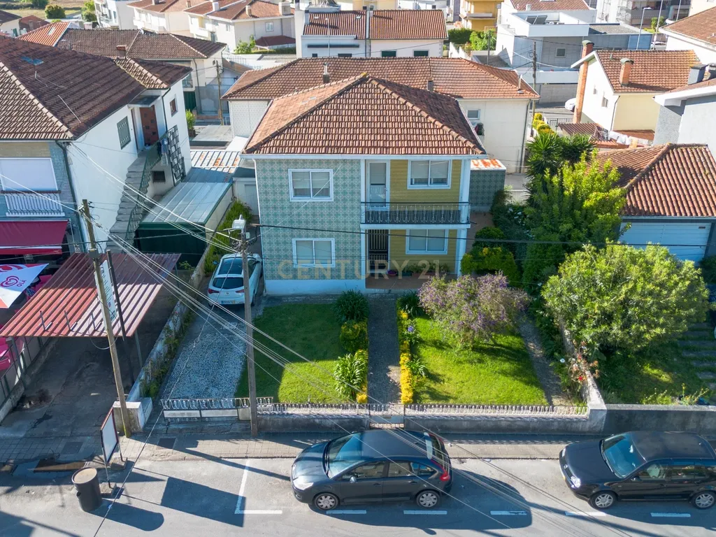 Moradia T3 c/ jardim, quintal, garagem e cave – 4 frentes em Rio Tinto, junto ao metro (ideal para famílias ou investimento). - Image 1