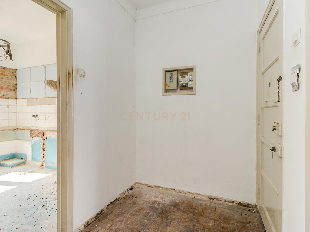 Apartamento T2 em Remodelação - Portela de Sintra - Image 9