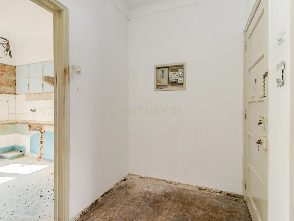 Apartamento T2 em Remodelação - Portela de Sintra - Image 9