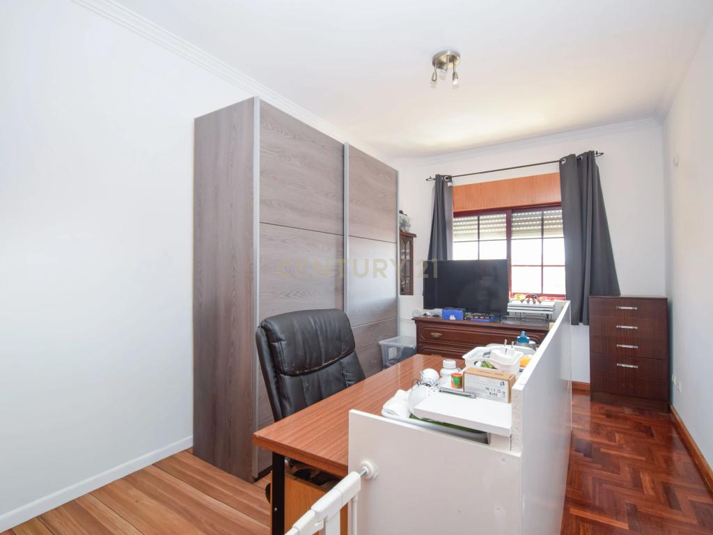 Apartamento T3, com 107 m² de área útil, estúdio musical com 40 m² e garagem fechada , varanda e arrecadação - Image 16
