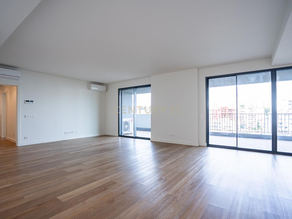 Exclusivo T3 no Terraces Mirear com Varanda, Piscina, Ginásio e Sauna – Miraflores - Image 11