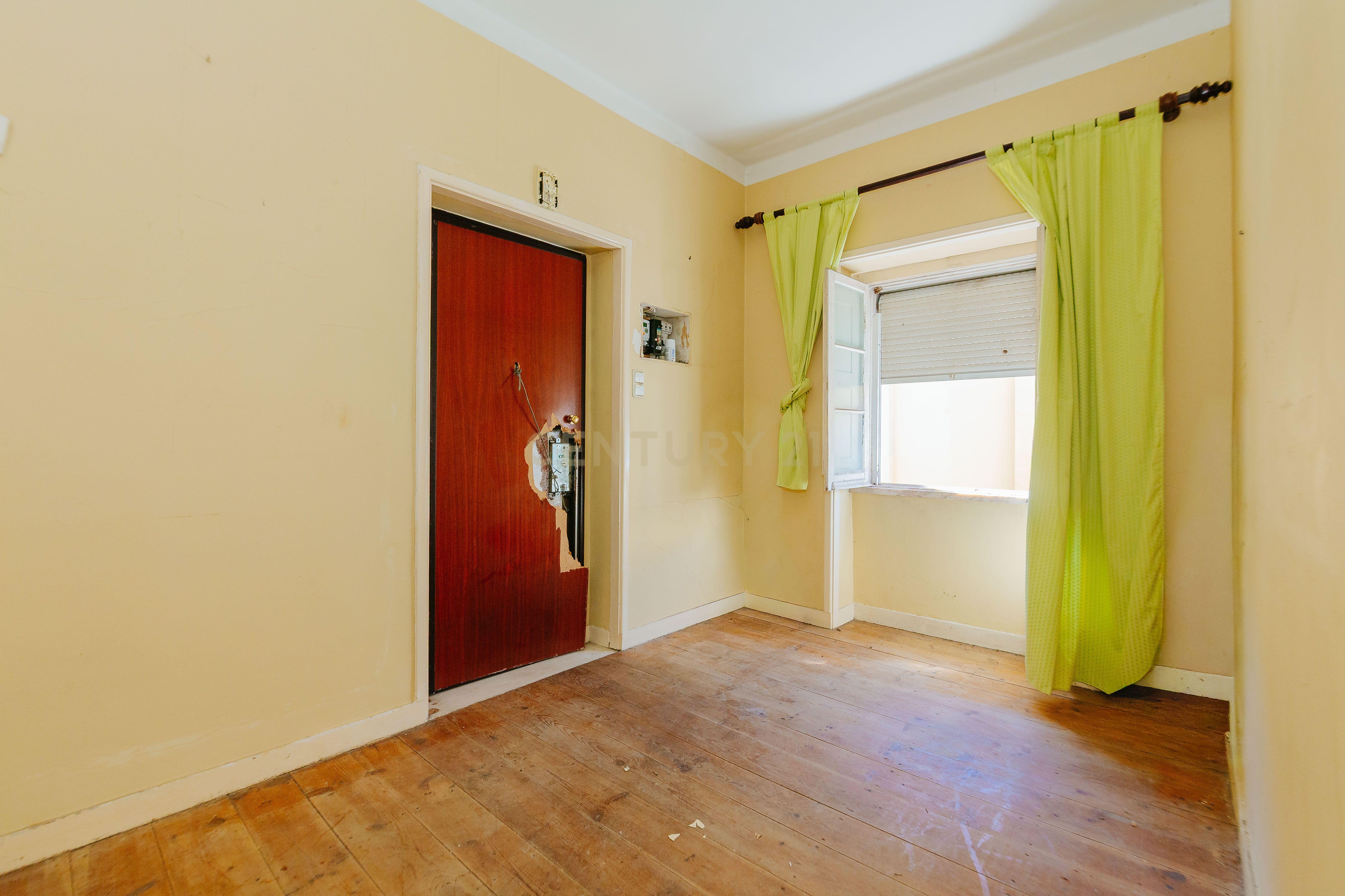Fotografia 3 de Apartamento T3 para Remodelação com Terraço | Alvito | Lisboa