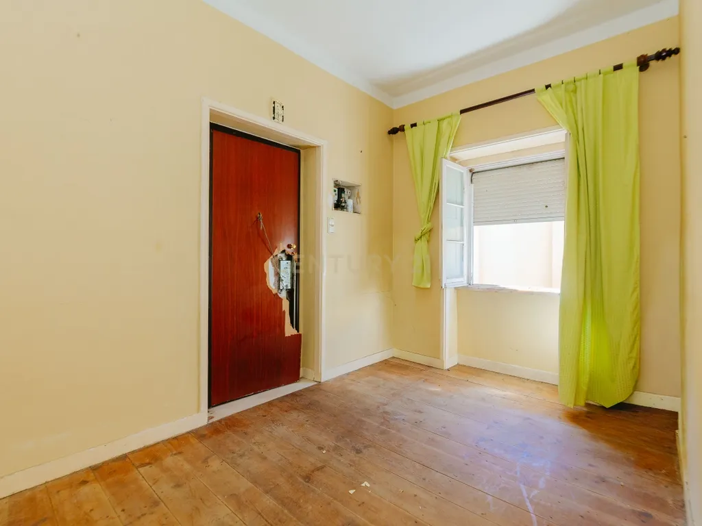 Apartamento T3 para Remodelação com Terraço | Alvito | Lisboa - Image 3