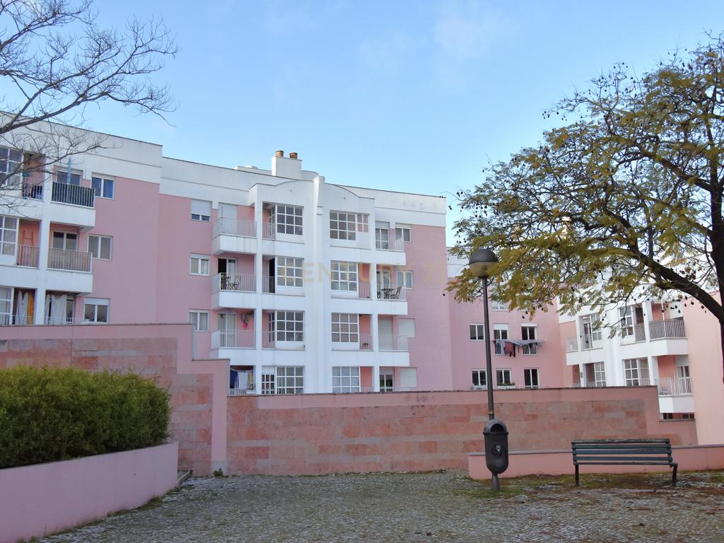 Excelente Apartamento T3 em Algés – Conforto e Localização Premium - Image 1