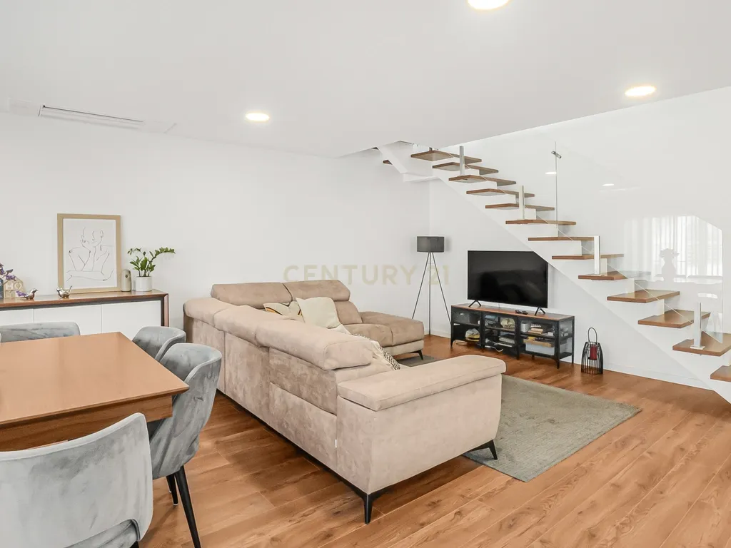 T3 duplex - Quinta da Fábrica - Corroios - Image 1