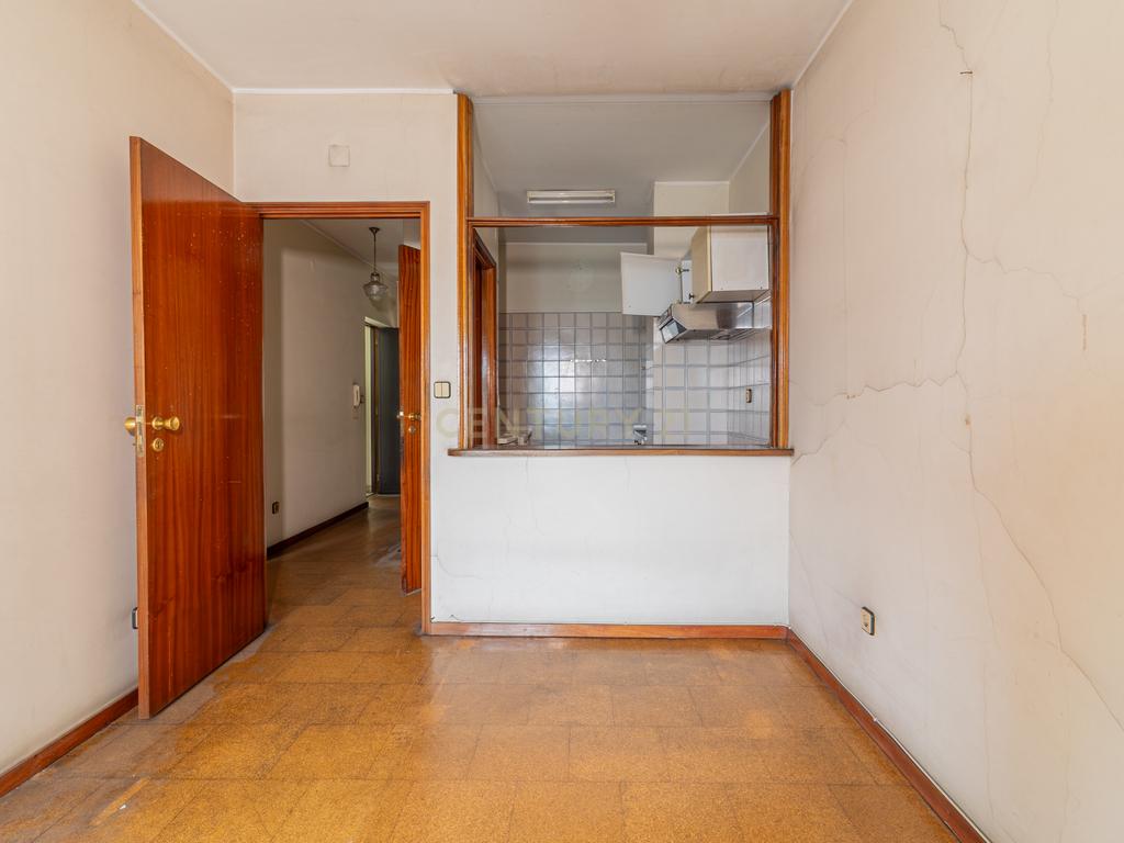 Apartamento T1 em Braga, na União das freguesias de Maximinos, Sé e Cividade em Braga para recuperar - Oportunidade Única! - Image 8