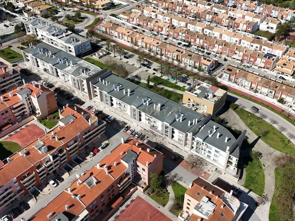 Apartamento T4 com Terraço, Varandas, Garagem e Lugar de Estacionamento, na Vila Serena, Pinhal Novo - Image 35
