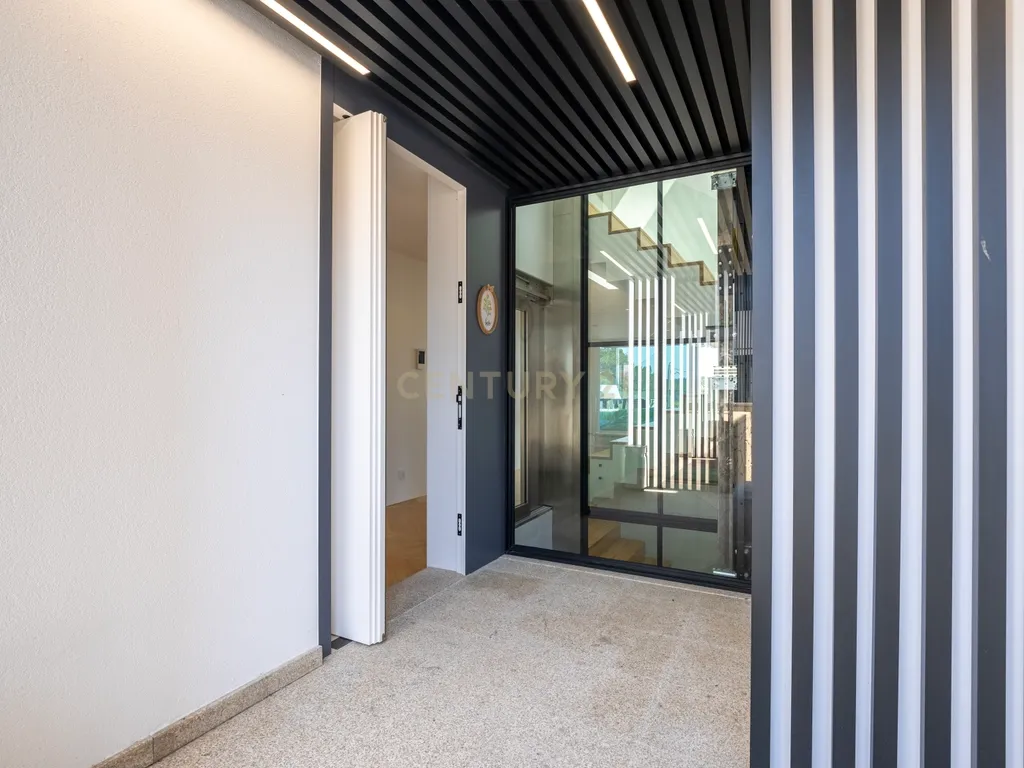 Moradia T5+1 Luxuosa no Estoril - Image 3