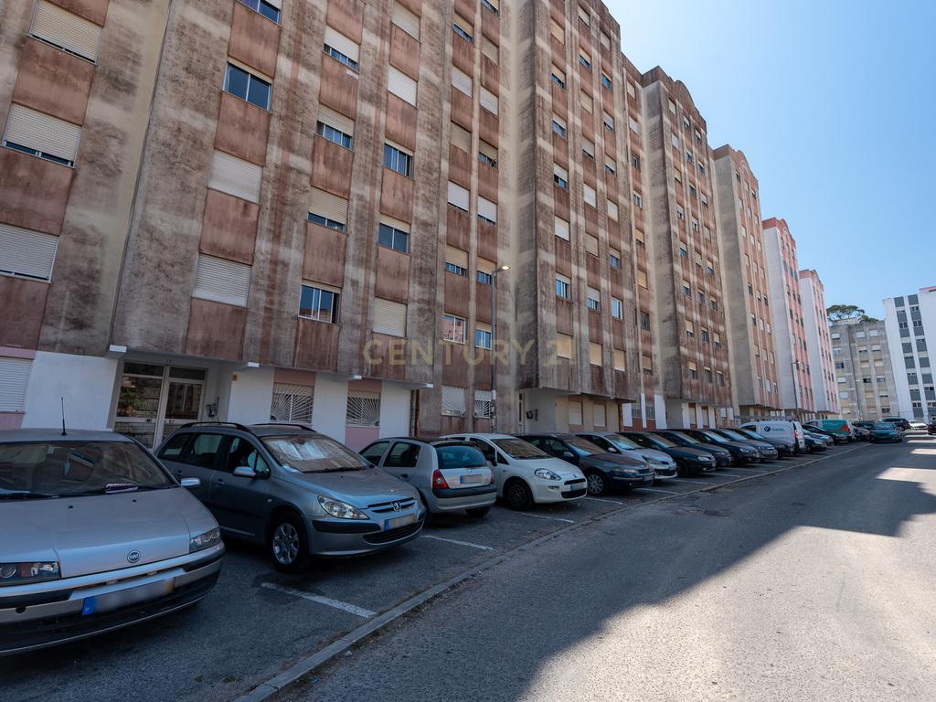 Apartamento T1 com potencial para T2 na Rinchoa – Conforto e Tranquilidade! - Image 1