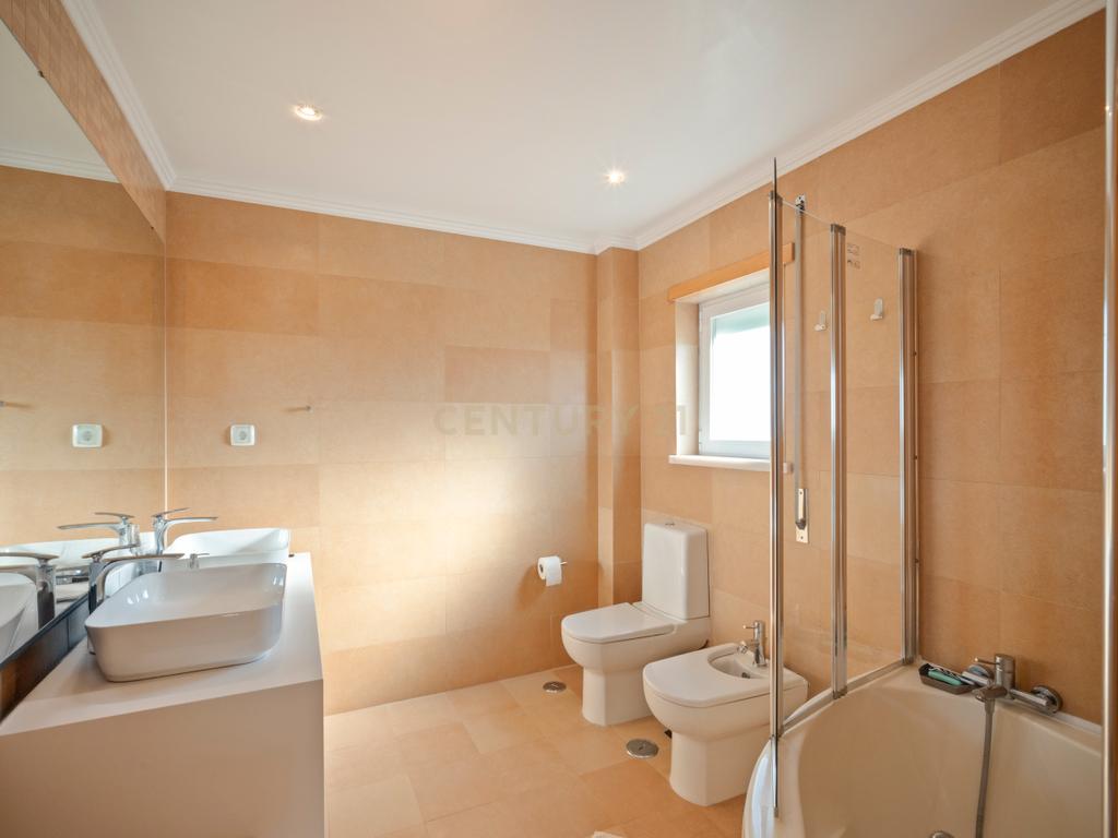 Moradia T3+1 | Mobilada | Condomínio Privado com Piscina e Parque Infantil - Albarraque - Image 19