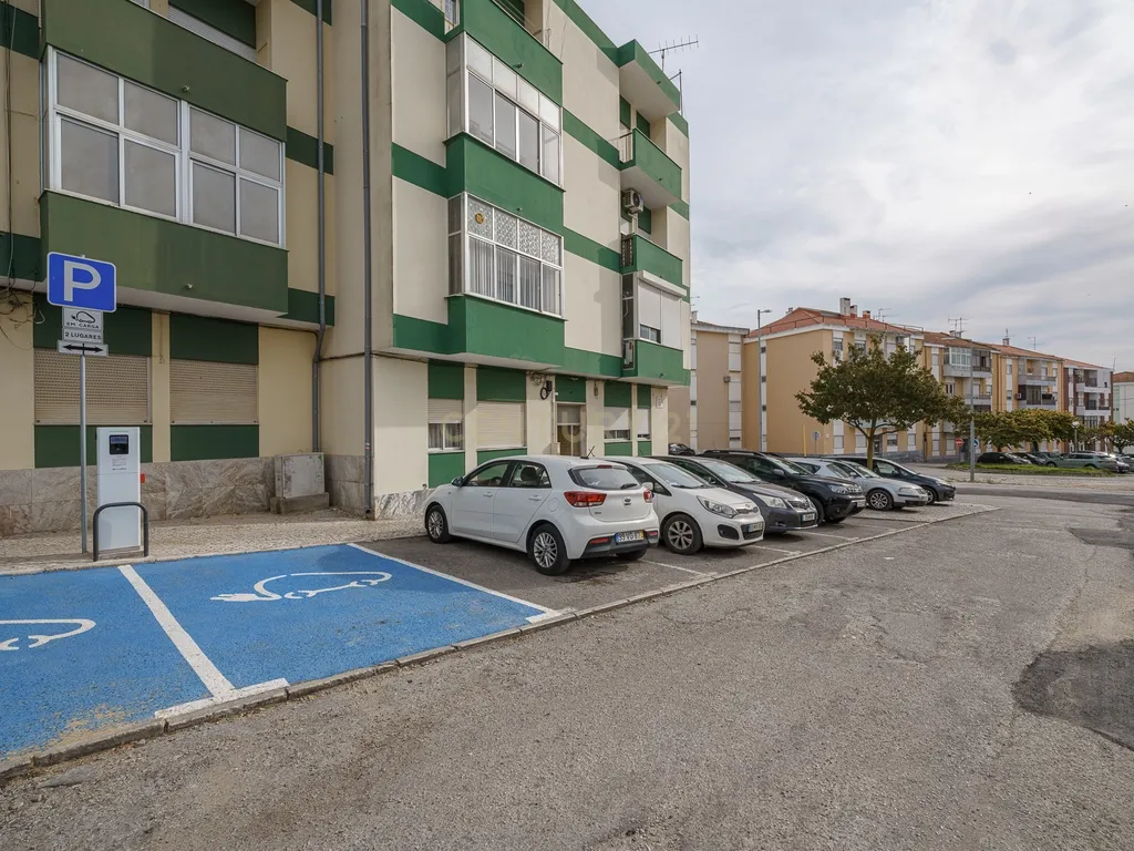 Apartamento T2 na Moita com 2 Varandas e Ponto de Carregamento para Veículos Elétricos - Image 4
