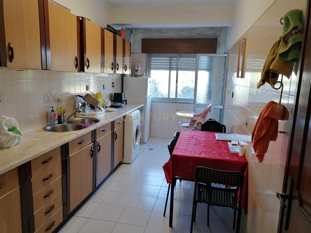 Apartamento T2 em Seixal com Elevador e Proximidade a Serviços - Image 2