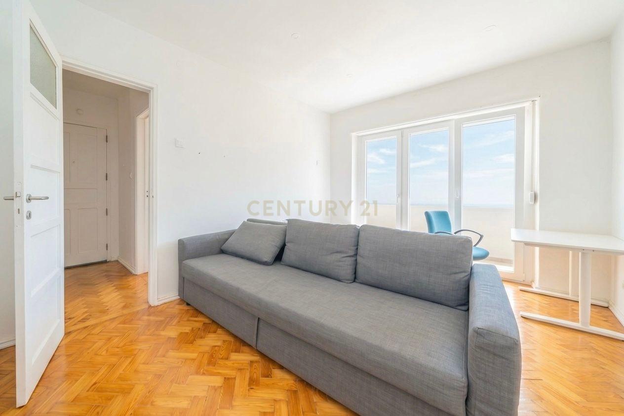 Fotografia 10 de Apartamento T2 totalmente remodelado junto ao Hospital de São Bernardo com varanda, marquise e excelente exposição solar