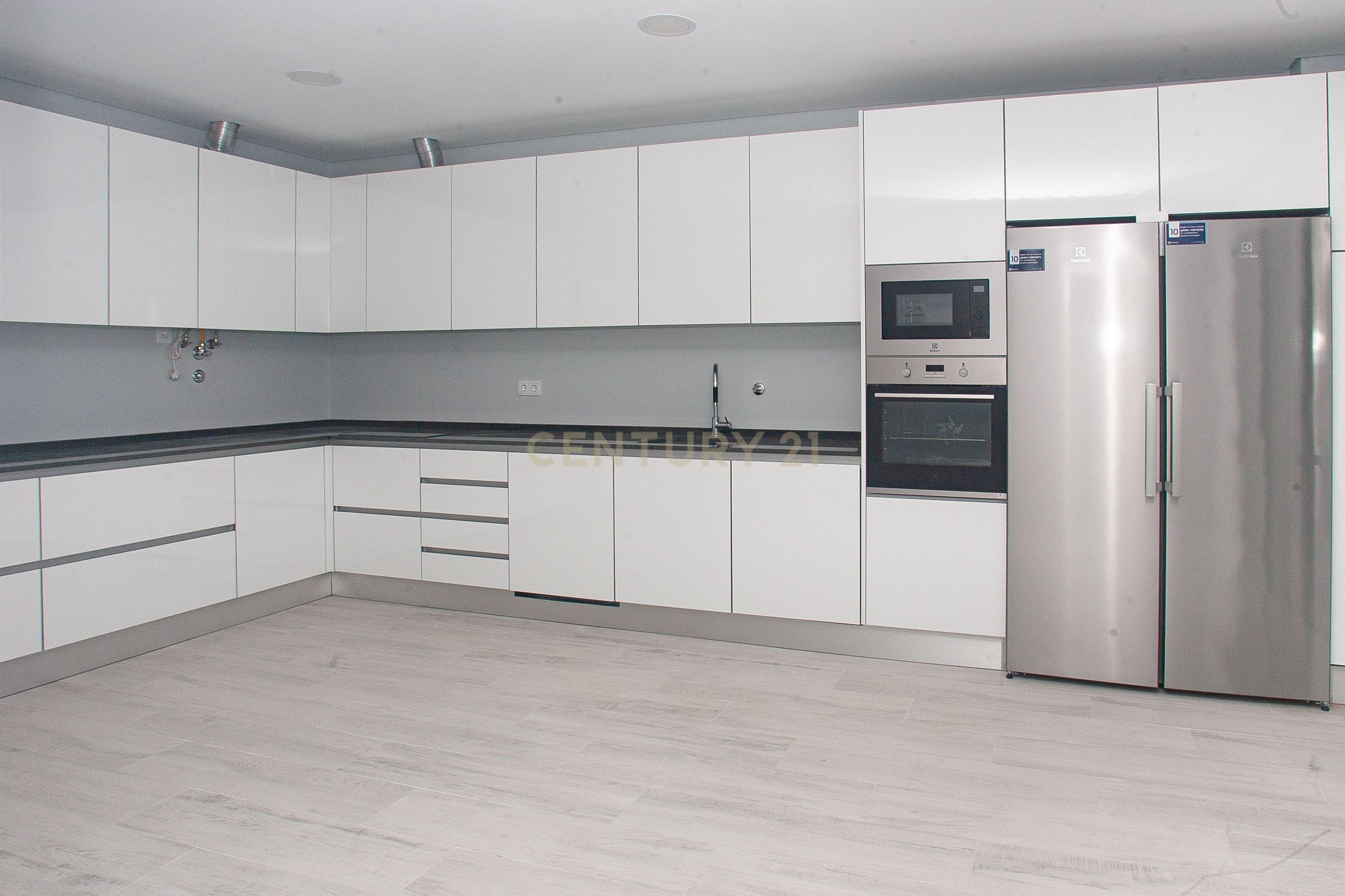 MORADIA T5 + 3 EM FAMÕES, COM PISCINA, JARDIM E BOX PARA 4 CARROS - Image 11