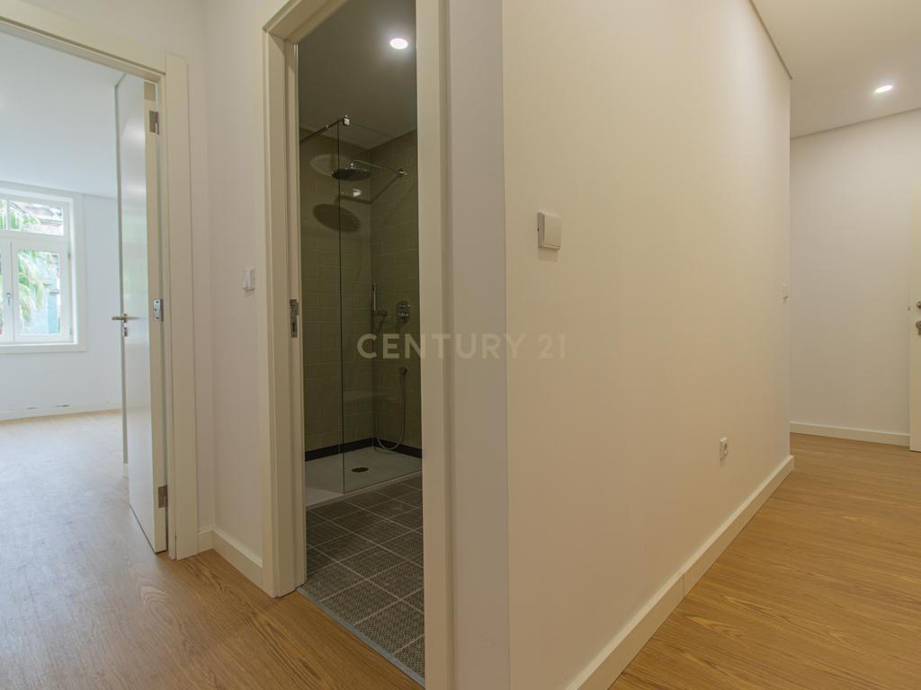 Apartamento T2 com Varanda  | Bonjardim | Porto - Image 7