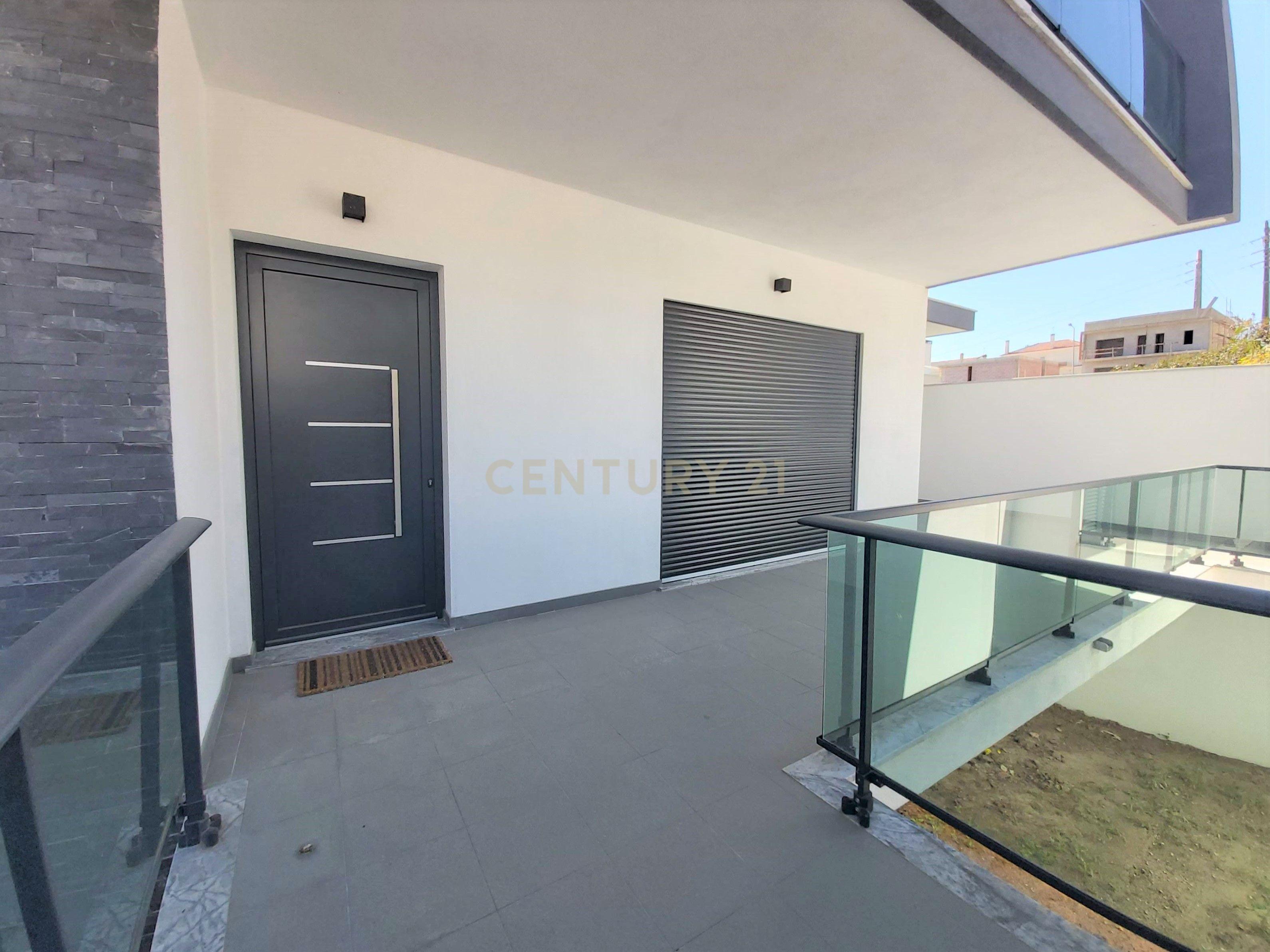 MORADIA T5 + 3 EM FAMÕES, COM PISCINA, JARDIM E BOX PARA 4 CARROS - Image 8