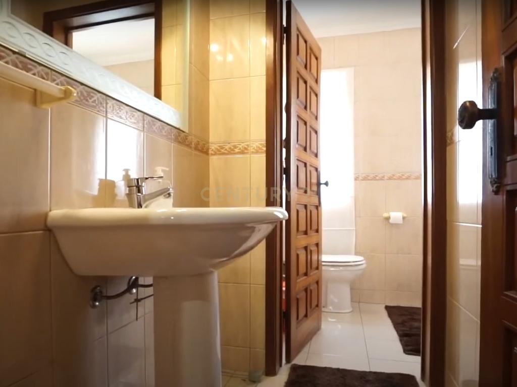 Moradia T4 com piscina - Image 3