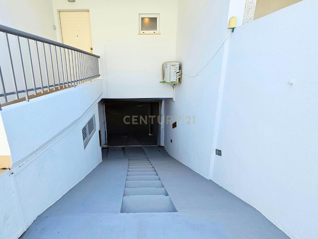 Moradia T4 em Oeiras para arrendar com garagem e terraço - Image 30