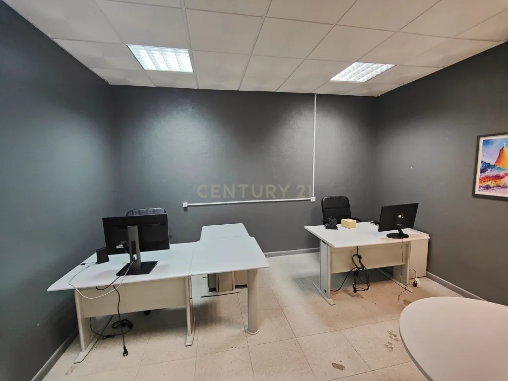 Loja em Alverca, arrendada por 700,00€ mês, com parqueamento e arrecadação - Image 8