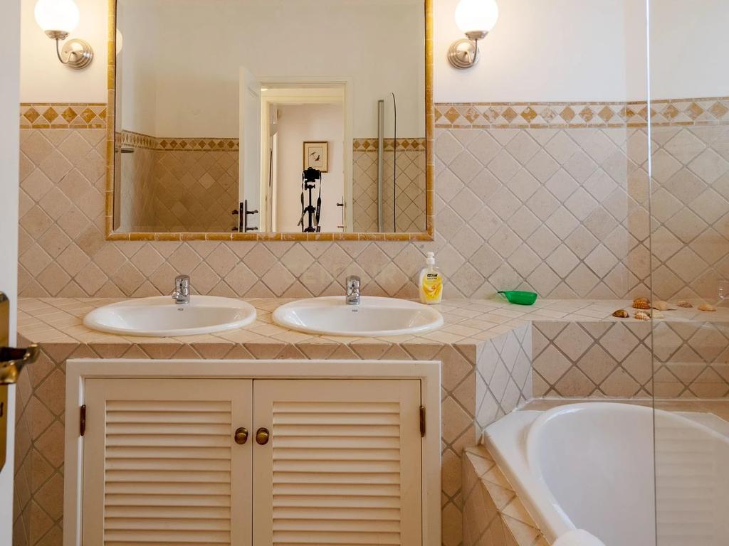Moradia de Luxo na Quinta do Lago | 4 Quartos e 4 Casas de Banho ! Elegância, Exclusividade e Vista Mar! - Image 13