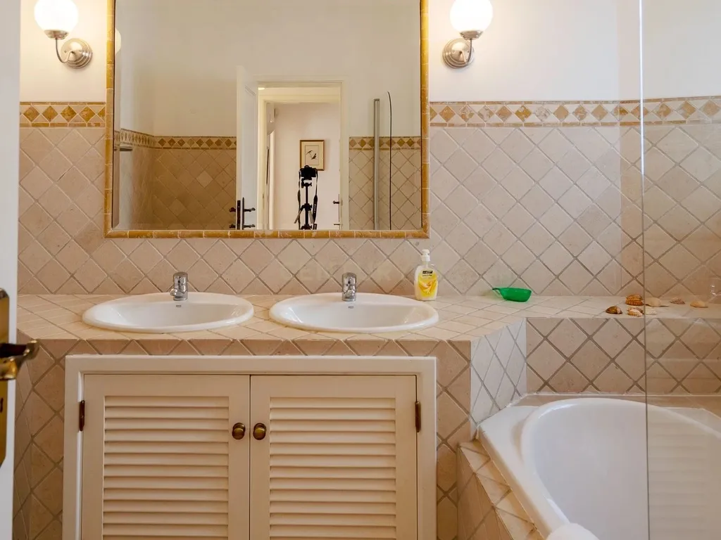 Moradia de Luxo na Quinta do Lago | 4 Quartos e 4 Casas de Banho ! Elegância, Exclusividade e Vista Mar! - Image 13