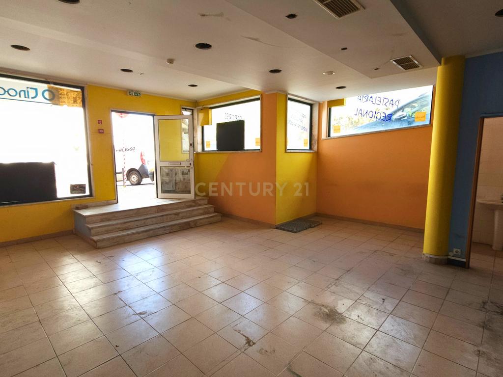 Loja Algés com 330 m2 - Image 26