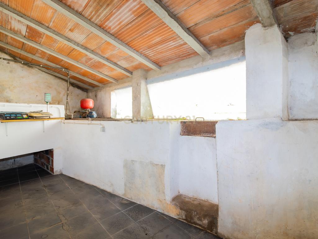 Moradia Isolada T3 em Arrimal, Porto de Mós – Com Terreno, Garagem e Anexos - Image 3