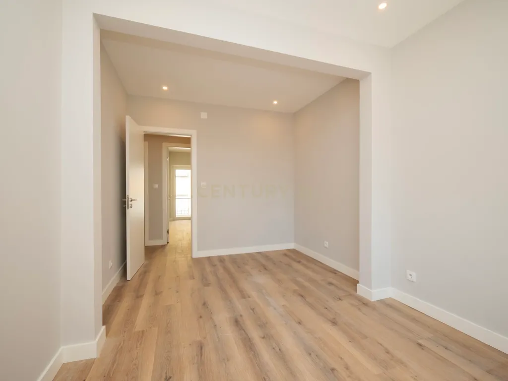 Apartamento T2 Totalmente Renovado em Queluz – Pronto a Habitar! - Image 2
