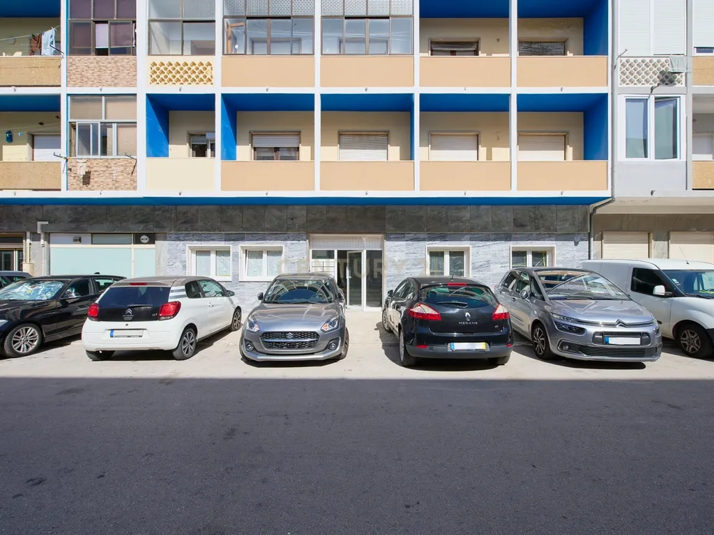 T0 totalmente reabilitado com 66 m² e potencial para T2 | Barreiro - Image 13