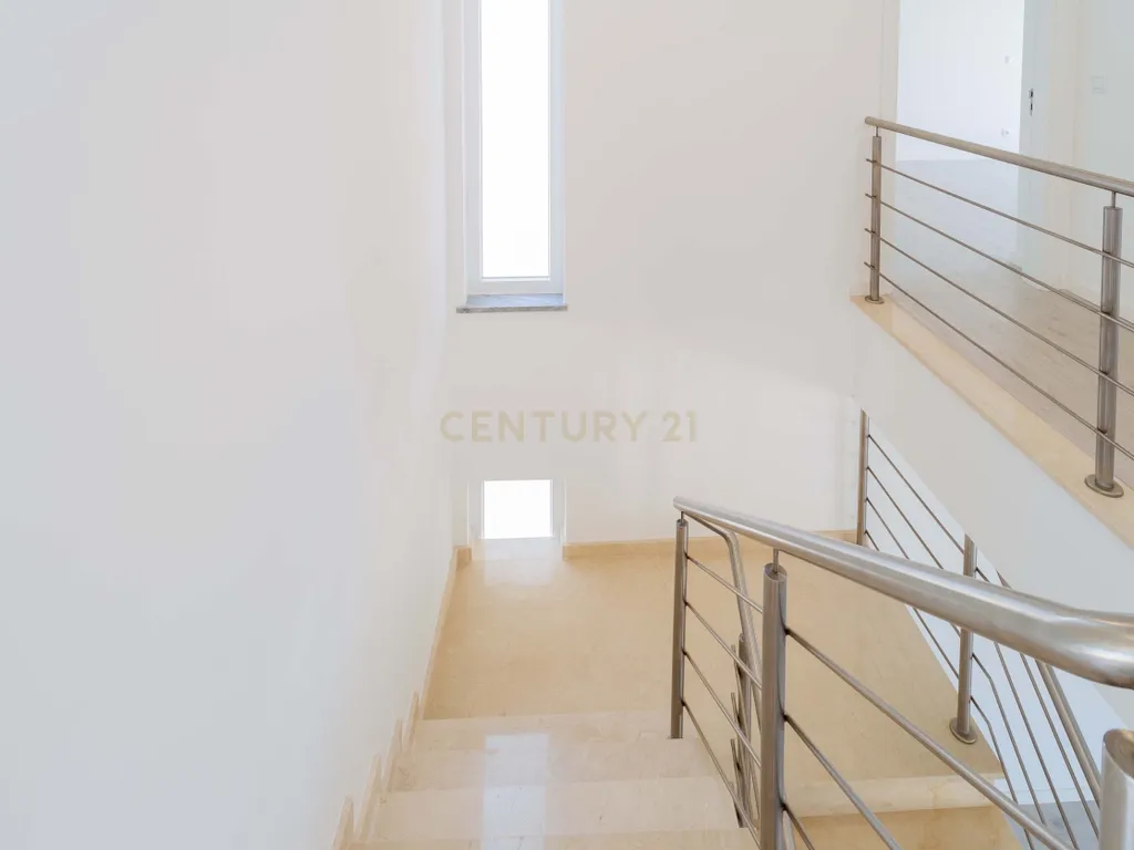 Oportunidade: Moradia T5 com jardim e piscina, na Sobreda, Almada. Em Venda! - Image 12