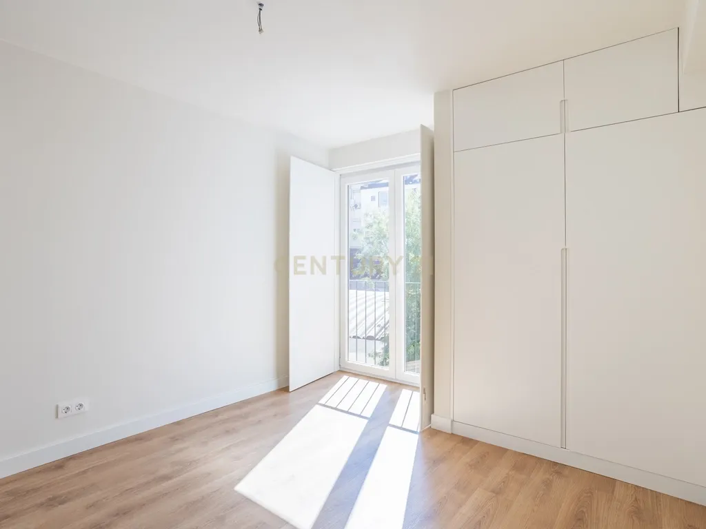 Duplex T3 para Venda, em Campolide – Pé-Direito Duplo, Terraço e Classe Energética A | 940.000 € - Image 16
