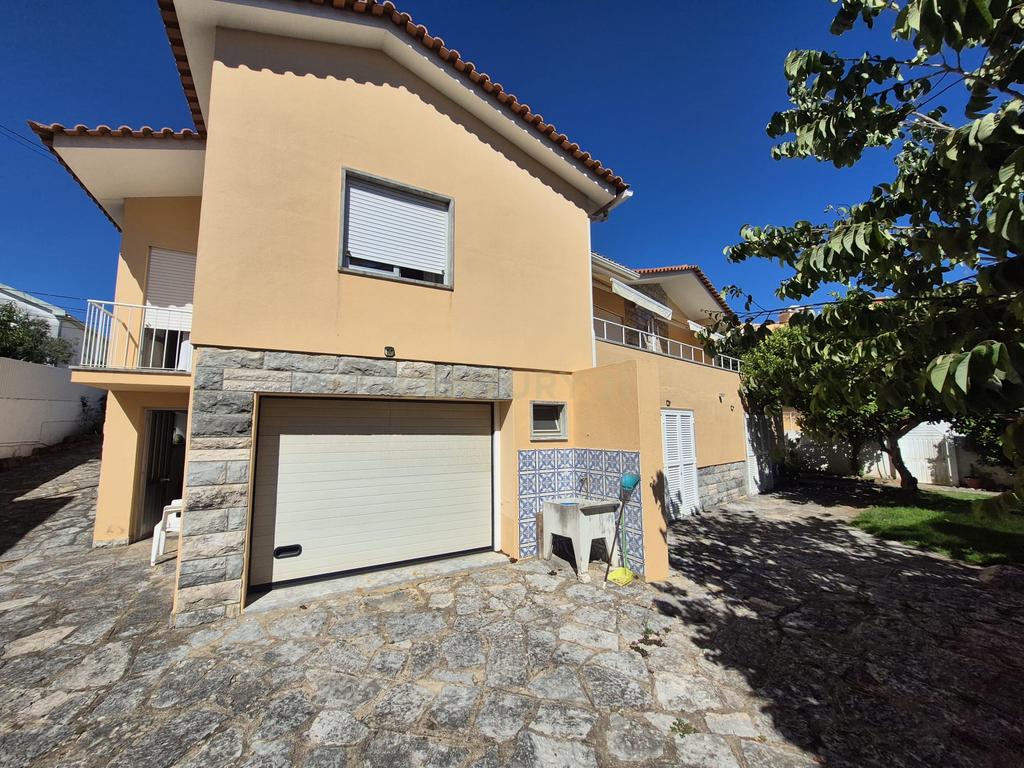 Moradia T3 Mobilada com Jardim e Garagem no Livramento, Estoril - Image 30