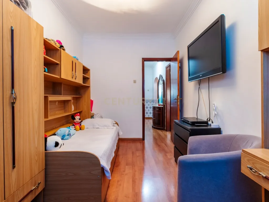 T2 com Potencial no Coração de Cacilhas Prático, Central e com o Charme da Tradição - Image 25