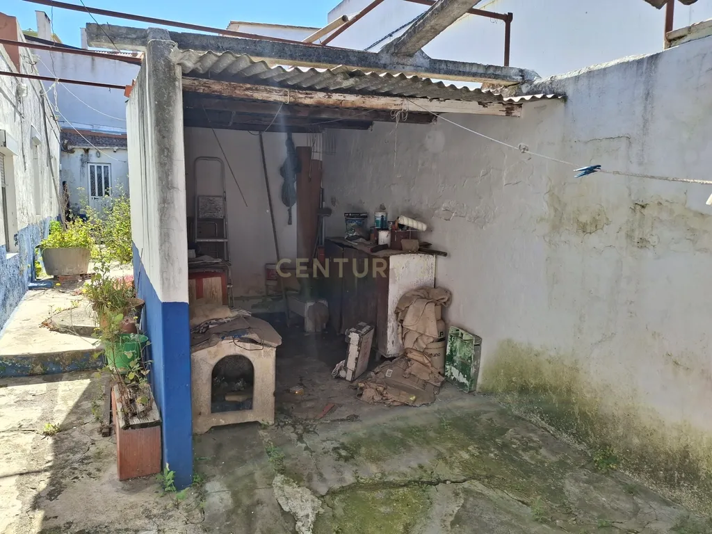 Moradia para Recuperação no Montijo com Jardim e Garagem - Image 23