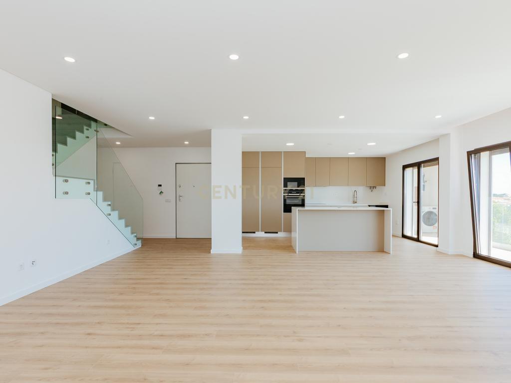 Apartamento T5 Duplex Único com 229 m² — Novo, Sofisticado e com Vista Panorâmica - Image 1