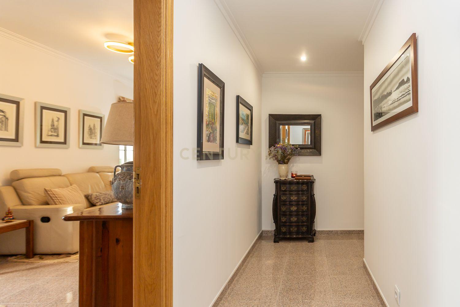 Apartamento T4 c/Arrecadação - Torre da Marinha - Image 10