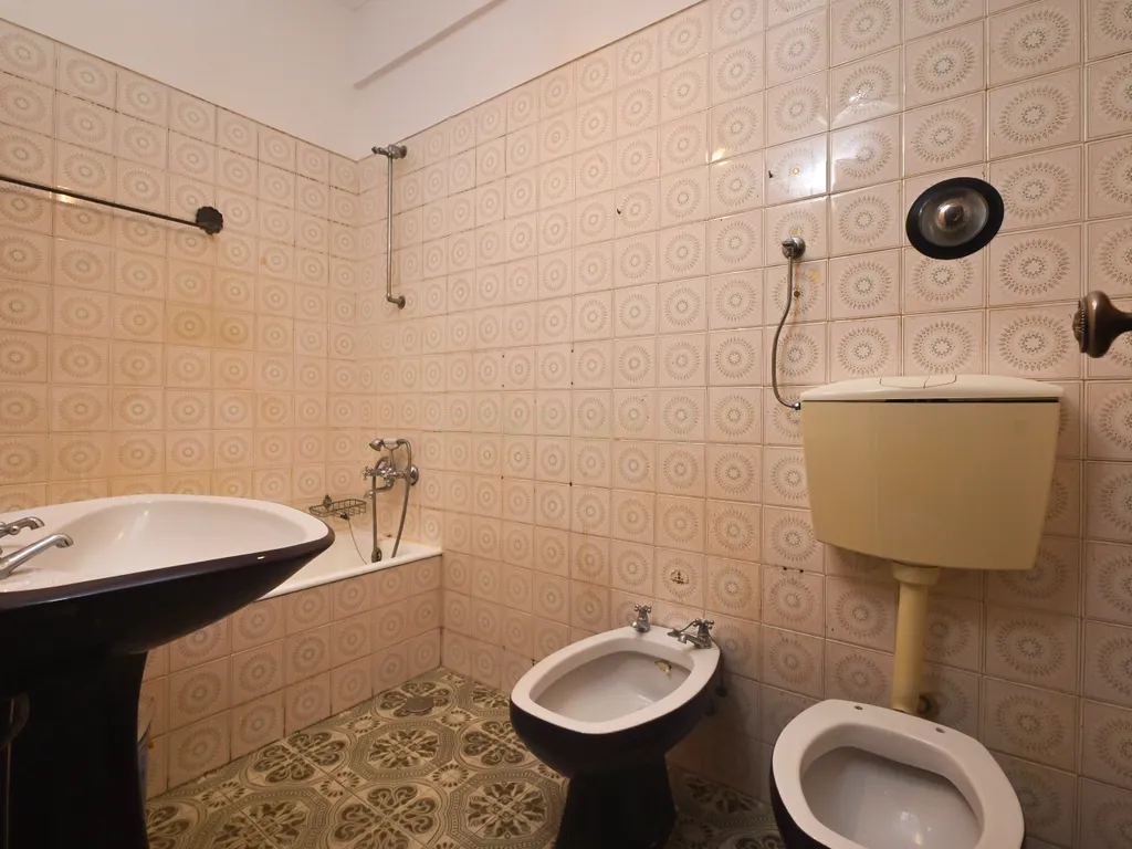 Apartamento T1 para venda na zona de Alcântara a necessitar de obras - Image 14